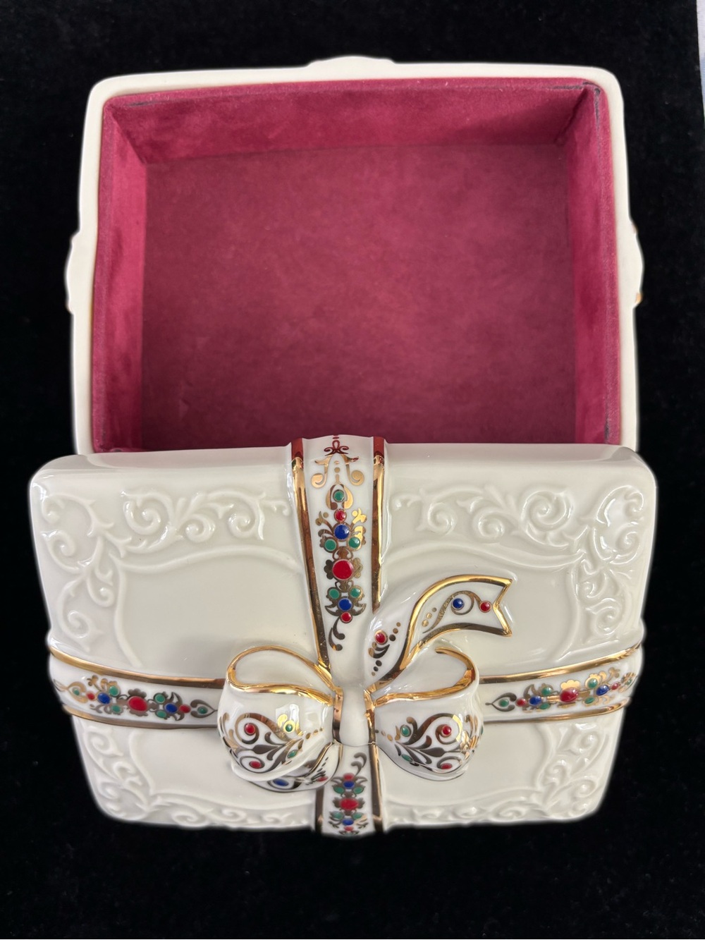 Decorative Ivory Lenox Christmas Present Music Box Trinket Box, Tested, Works
